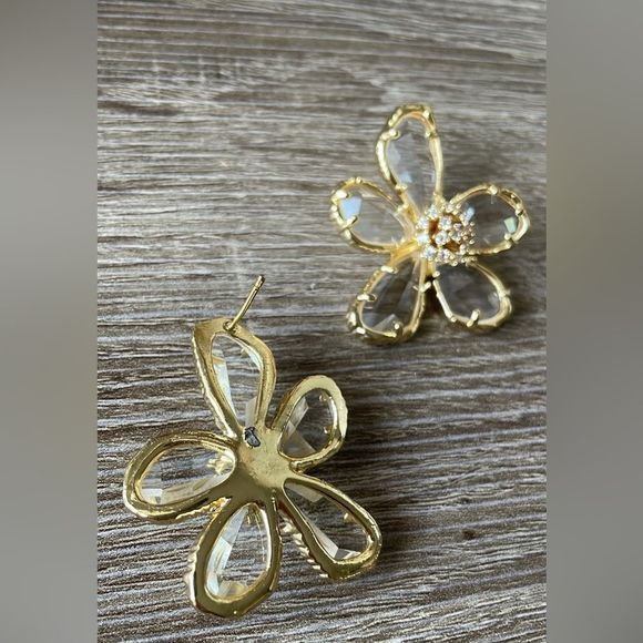 Clear flower stud earringsāA182 - Picture 5 of 5